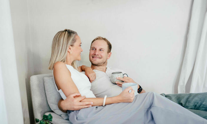 Ein Paar sitzt auf der Couch